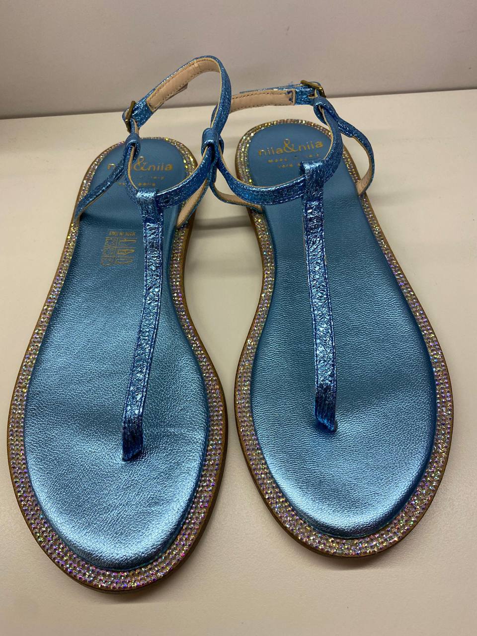 Sandalo flat Nila & Nila blu con cinturino e dettagli luminosi