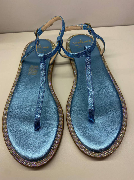 Sandalo flat Nila & Nila blu con cinturino e dettagli luminosi