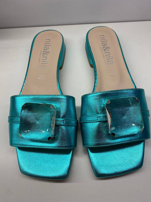 Ciabattina Nila & Nila blu turchese con mani fibbia gioiello